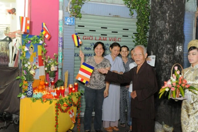 35 (Phat tu xung quanh lap ban tho ruoc kieu Phat).JPG