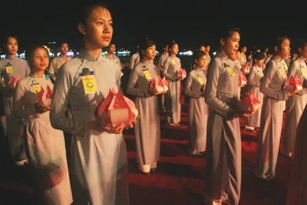 Lung linh đêm đại lễ rước ánh sáng Phật tại Huế ảnh 13