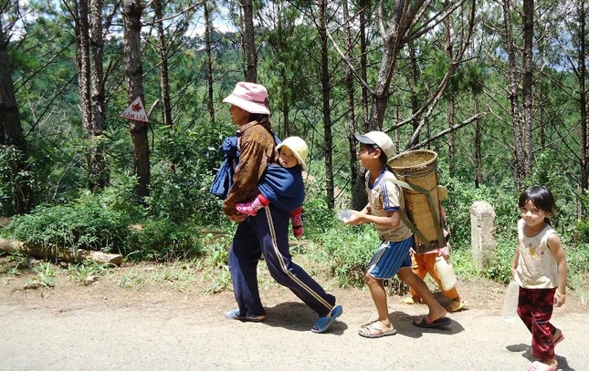 Tăng Ni lên núi Ngọc Linh làm từ thiện08.JPG