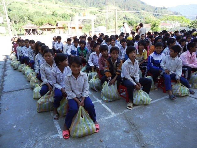 Tăng Ni lên núi Ngọc Linh làm từ thiện14.JPG