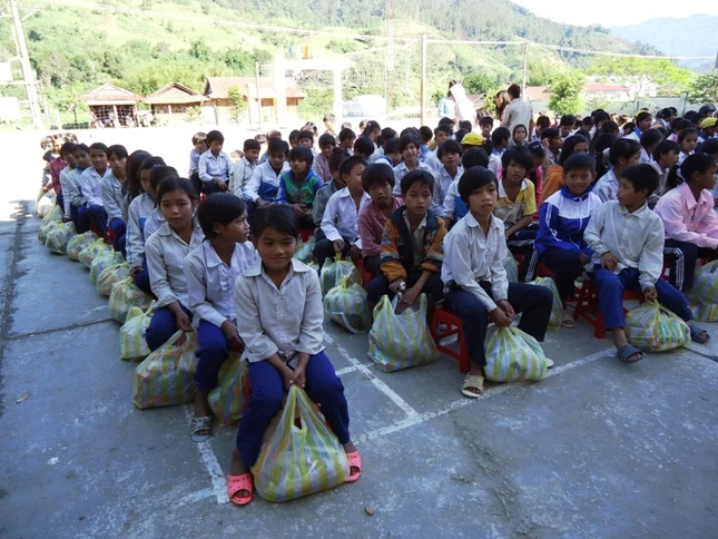 Tăng Ni lên núi Ngọc Linh làm từ thiện14.JPG