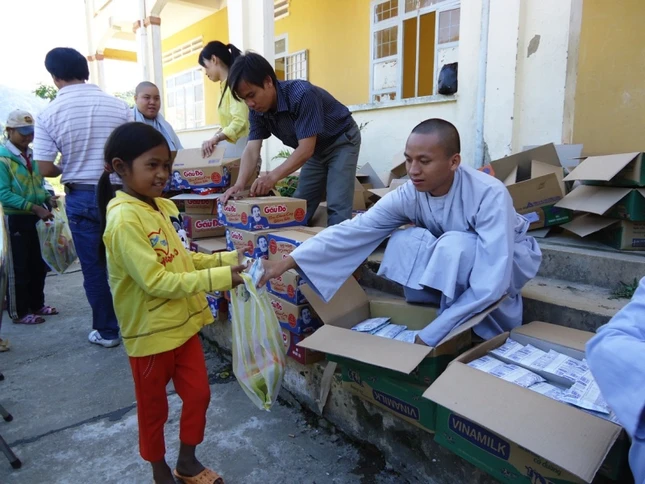 Tăng Ni lên núi Ngọc Linh làm từ thiện15.JPG