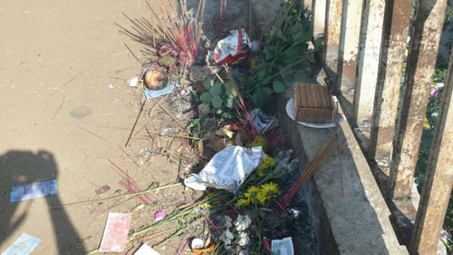 Hình ảnh các nhà sư và người dân tổ chức cầu siêu cho các nạn nhân xấu số trong vụ lật xe khách Trên chân cầu, nơi chiếc xe va vào gờ của lan can sắt, những lư hương được đặt bên đường lúc nào cũng nghi ngút khói Bàn thờ cầu nguyện được dựng tạm bên dưới mép sông Mỗi ngày có rất nhiều chuyến xe qua lại trên cầu và họ đều có chung tâm trạng là lo lắng, hồi hộp Người dân cầu nguyện cho các nạn nhân xấu số Nhiều người dân khác mỗi khi qua lại trên cầu đều cố nán lại để xem hiện trường, nơi chiếc xe chở gần 60 người gặp nạn rơi xuống chân cầu Những đồng tiền âm phủ, vàng mã được người dân ném xuống khu vực chiếc xe khách gặp nạn Phía dưới chân cầu, những mảnh vỡ còn vương vãi sau vụ tai nạn Phía lan can cầu, nơi chiếc xe lao xuống đã được hàn lại Sông Sêrêpốk, nơi xảy ra 40 người chết đuối trong 2 tháng trở lại đây Xen lẫn trong dòng người đứng xem, nhiều đôi mắt tò mò, hiếu kỳ và tỏ ra cảm thông sâu sắc với các nạn nhân vắn số