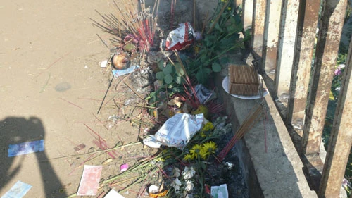 Hình ảnh các nhà sư và người dân tổ chức cầu siêu cho các nạn nhân xấu số trong vụ lật xe khách Trên chân cầu, nơi chiếc xe va vào gờ của lan can sắt, những lư hương được đặt bên đường lúc nào cũng nghi ngút khói Bàn thờ cầu nguyện được dựng tạm bên dưới mép sông Mỗi ngày có rất nhiều chuyến xe qua lại trên cầu và họ đều có chung tâm trạng là lo lắng, hồi hộp Người dân cầu nguyện cho các nạn nhân xấu số Nhiều người dân khác mỗi khi qua lại trên cầu đều cố nán lại để xem hiện trường, nơi chiếc xe chở gần 60 người gặp nạn rơi xuống chân cầu Những đồng tiền âm phủ, vàng mã được người dân ném xuống khu vực chiếc xe khách gặp nạn Phía dưới chân cầu, những mảnh vỡ còn vương vãi sau vụ tai nạn Phía lan can cầu, nơi chiếc xe lao xuống đã được hàn lại Sông Sêrêpốk, nơi xảy ra 40 người chết đuối trong 2 tháng trở lại đây Xen lẫn trong dòng người đứng xem, nhiều đôi mắt tò mò, hiếu kỳ và tỏ ra cảm thông sâu sắc với các nạn nhân vắn số