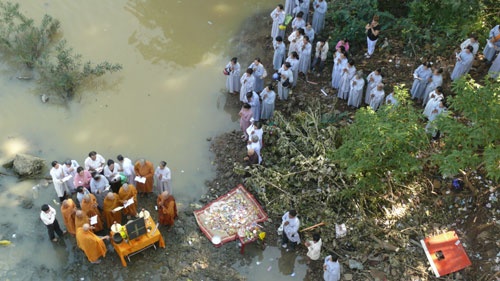Hình ảnh các nhà sư và người dân tổ chức cầu siêu cho các nạn nhân xấu số trong vụ lật xe khách Trên chân cầu, nơi chiếc xe va vào gờ của lan can sắt, những lư hương được đặt bên đường lúc nào cũng nghi ngút khói Bàn thờ cầu nguyện được dựng tạm bên dưới mép sông Mỗi ngày có rất nhiều chuyến xe qua lại trên cầu và họ đều có chung tâm trạng là lo lắng, hồi hộp Người dân cầu nguyện cho các nạn nhân xấu số Nhiều người dân khác mỗi khi qua lại trên cầu đều cố nán lại để xem hiện trường, nơi chiếc xe chở gần 60 người gặp nạn rơi xuống chân cầu Những đồng tiền âm phủ, vàng mã được người dân ném xuống khu vực chiếc xe khách gặp nạn Phía dưới chân cầu, những mảnh vỡ còn vương vãi sau vụ tai nạn Phía lan can cầu, nơi chiếc xe lao xuống đã được hàn lại Sông Sêrêpốk, nơi xảy ra 40 người chết đuối trong 2 tháng trở lại đây Xen lẫn trong dòng người đứng xem, nhiều đôi mắt tò mò, hiếu kỳ và tỏ ra cảm thông sâu sắc với các nạn nhân vắn số