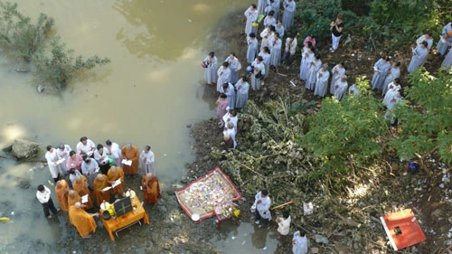 Hình ảnh các nhà sư và người dân tổ chức cầu siêu cho các nạn nhân xấu số trong vụ lật xe khách Trên chân cầu, nơi chiếc xe va vào gờ của lan can sắt, những lư hương được đặt bên đường lúc nào cũng nghi ngút khói Bàn thờ cầu nguyện được dựng tạm bên dưới mép sông Mỗi ngày có rất nhiều chuyến xe qua lại trên cầu và họ đều có chung tâm trạng là lo lắng, hồi hộp Người dân cầu nguyện cho các nạn nhân xấu số Nhiều người dân khác mỗi khi qua lại trên cầu đều cố nán lại để xem hiện trường, nơi chiếc xe chở gần 60 người gặp nạn rơi xuống chân cầu Những đồng tiền âm phủ, vàng mã được người dân ném xuống khu vực chiếc xe khách gặp nạn Phía dưới chân cầu, những mảnh vỡ còn vương vãi sau vụ tai nạn Phía lan can cầu, nơi chiếc xe lao xuống đã được hàn lại Sông Sêrêpốk, nơi xảy ra 40 người chết đuối trong 2 tháng trở lại đây Xen lẫn trong dòng người đứng xem, nhiều đôi mắt tò mò, hiếu kỳ và tỏ ra cảm thông sâu sắc với các nạn nhân vắn số