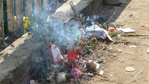 Hình ảnh các nhà sư và người dân tổ chức cầu siêu cho các nạn nhân xấu số trong vụ lật xe khách Trên chân cầu, nơi chiếc xe va vào gờ của lan can sắt, những lư hương được đặt bên đường lúc nào cũng nghi ngút khói Bàn thờ cầu nguyện được dựng tạm bên dưới mép sông Mỗi ngày có rất nhiều chuyến xe qua lại trên cầu và họ đều có chung tâm trạng là lo lắng, hồi hộp Người dân cầu nguyện cho các nạn nhân xấu số Nhiều người dân khác mỗi khi qua lại trên cầu đều cố nán lại để xem hiện trường, nơi chiếc xe chở gần 60 người gặp nạn rơi xuống chân cầu Những đồng tiền âm phủ, vàng mã được người dân ném xuống khu vực chiếc xe khách gặp nạn Phía dưới chân cầu, những mảnh vỡ còn vương vãi sau vụ tai nạn Phía lan can cầu, nơi chiếc xe lao xuống đã được hàn lại Sông Sêrêpốk, nơi xảy ra 40 người chết đuối trong 2 tháng trở lại đây Xen lẫn trong dòng người đứng xem, nhiều đôi mắt tò mò, hiếu kỳ và tỏ ra cảm thông sâu sắc với các nạn nhân vắn số