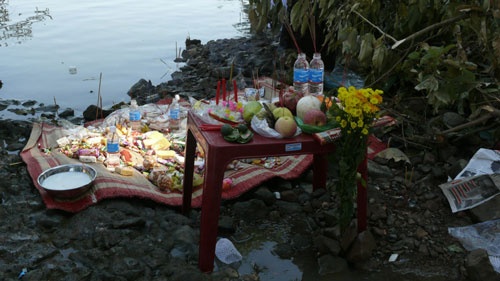 Hình ảnh các nhà sư và người dân tổ chức cầu siêu cho các nạn nhân xấu số trong vụ lật xe khách Trên chân cầu, nơi chiếc xe va vào gờ của lan can sắt, những lư hương được đặt bên đường lúc nào cũng nghi ngút khói Bàn thờ cầu nguyện được dựng tạm bên dưới mép sông Mỗi ngày có rất nhiều chuyến xe qua lại trên cầu và họ đều có chung tâm trạng là lo lắng, hồi hộp Người dân cầu nguyện cho các nạn nhân xấu số Nhiều người dân khác mỗi khi qua lại trên cầu đều cố nán lại để xem hiện trường, nơi chiếc xe chở gần 60 người gặp nạn rơi xuống chân cầu Những đồng tiền âm phủ, vàng mã được người dân ném xuống khu vực chiếc xe khách gặp nạn Phía dưới chân cầu, những mảnh vỡ còn vương vãi sau vụ tai nạn Phía lan can cầu, nơi chiếc xe lao xuống đã được hàn lại Sông Sêrêpốk, nơi xảy ra 40 người chết đuối trong 2 tháng trở lại đây Xen lẫn trong dòng người đứng xem, nhiều đôi mắt tò mò, hiếu kỳ và tỏ ra cảm thông sâu sắc với các nạn nhân vắn số