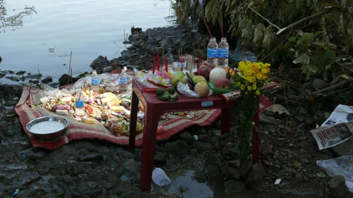 Hình ảnh các nhà sư và người dân tổ chức cầu siêu cho các nạn nhân xấu số trong vụ lật xe khách Trên chân cầu, nơi chiếc xe va vào gờ của lan can sắt, những lư hương được đặt bên đường lúc nào cũng nghi ngút khói Bàn thờ cầu nguyện được dựng tạm bên dưới mép sông Mỗi ngày có rất nhiều chuyến xe qua lại trên cầu và họ đều có chung tâm trạng là lo lắng, hồi hộp Người dân cầu nguyện cho các nạn nhân xấu số Nhiều người dân khác mỗi khi qua lại trên cầu đều cố nán lại để xem hiện trường, nơi chiếc xe chở gần 60 người gặp nạn rơi xuống chân cầu Những đồng tiền âm phủ, vàng mã được người dân ném xuống khu vực chiếc xe khách gặp nạn Phía dưới chân cầu, những mảnh vỡ còn vương vãi sau vụ tai nạn Phía lan can cầu, nơi chiếc xe lao xuống đã được hàn lại Sông Sêrêpốk, nơi xảy ra 40 người chết đuối trong 2 tháng trở lại đây Xen lẫn trong dòng người đứng xem, nhiều đôi mắt tò mò, hiếu kỳ và tỏ ra cảm thông sâu sắc với các nạn nhân vắn số