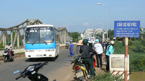 Hình ảnh các nhà sư và người dân tổ chức cầu siêu cho các nạn nhân xấu số trong vụ lật xe khách Trên chân cầu, nơi chiếc xe va vào gờ của lan can sắt, những lư hương được đặt bên đường lúc nào cũng nghi ngút khói Bàn thờ cầu nguyện được dựng tạm bên dưới mép sông Mỗi ngày có rất nhiều chuyến xe qua lại trên cầu và họ đều có chung tâm trạng là lo lắng, hồi hộp Người dân cầu nguyện cho các nạn nhân xấu số Nhiều người dân khác mỗi khi qua lại trên cầu đều cố nán lại để xem hiện trường, nơi chiếc xe chở gần 60 người gặp nạn rơi xuống chân cầu Những đồng tiền âm phủ, vàng mã được người dân ném xuống khu vực chiếc xe khách gặp nạn Phía dưới chân cầu, những mảnh vỡ còn vương vãi sau vụ tai nạn Phía lan can cầu, nơi chiếc xe lao xuống đã được hàn lại Sông Sêrêpốk, nơi xảy ra 40 người chết đuối trong 2 tháng trở lại đây Xen lẫn trong dòng người đứng xem, nhiều đôi mắt tò mò, hiếu kỳ và tỏ ra cảm thông sâu sắc với các nạn nhân vắn số