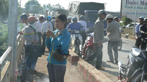 Hình ảnh các nhà sư và người dân tổ chức cầu siêu cho các nạn nhân xấu số trong vụ lật xe khách Trên chân cầu, nơi chiếc xe va vào gờ của lan can sắt, những lư hương được đặt bên đường lúc nào cũng nghi ngút khói Bàn thờ cầu nguyện được dựng tạm bên dưới mép sông Mỗi ngày có rất nhiều chuyến xe qua lại trên cầu và họ đều có chung tâm trạng là lo lắng, hồi hộp Người dân cầu nguyện cho các nạn nhân xấu số Nhiều người dân khác mỗi khi qua lại trên cầu đều cố nán lại để xem hiện trường, nơi chiếc xe chở gần 60 người gặp nạn rơi xuống chân cầu Những đồng tiền âm phủ, vàng mã được người dân ném xuống khu vực chiếc xe khách gặp nạn Phía dưới chân cầu, những mảnh vỡ còn vương vãi sau vụ tai nạn Phía lan can cầu, nơi chiếc xe lao xuống đã được hàn lại Sông Sêrêpốk, nơi xảy ra 40 người chết đuối trong 2 tháng trở lại đây Xen lẫn trong dòng người đứng xem, nhiều đôi mắt tò mò, hiếu kỳ và tỏ ra cảm thông sâu sắc với các nạn nhân vắn số