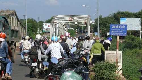 Hình ảnh các nhà sư và người dân tổ chức cầu siêu cho các nạn nhân xấu số trong vụ lật xe khách Trên chân cầu, nơi chiếc xe va vào gờ của lan can sắt, những lư hương được đặt bên đường lúc nào cũng nghi ngút khói Bàn thờ cầu nguyện được dựng tạm bên dưới mép sông Mỗi ngày có rất nhiều chuyến xe qua lại trên cầu và họ đều có chung tâm trạng là lo lắng, hồi hộp Người dân cầu nguyện cho các nạn nhân xấu số Nhiều người dân khác mỗi khi qua lại trên cầu đều cố nán lại để xem hiện trường, nơi chiếc xe chở gần 60 người gặp nạn rơi xuống chân cầu Những đồng tiền âm phủ, vàng mã được người dân ném xuống khu vực chiếc xe khách gặp nạn Phía dưới chân cầu, những mảnh vỡ còn vương vãi sau vụ tai nạn Phía lan can cầu, nơi chiếc xe lao xuống đã được hàn lại Sông Sêrêpốk, nơi xảy ra 40 người chết đuối trong 2 tháng trở lại đây Xen lẫn trong dòng người đứng xem, nhiều đôi mắt tò mò, hiếu kỳ và tỏ ra cảm thông sâu sắc với các nạn nhân vắn số