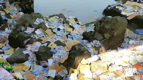 Hình ảnh các nhà sư và người dân tổ chức cầu siêu cho các nạn nhân xấu số trong vụ lật xe khách Trên chân cầu, nơi chiếc xe va vào gờ của lan can sắt, những lư hương được đặt bên đường lúc nào cũng nghi ngút khói Bàn thờ cầu nguyện được dựng tạm bên dưới mép sông Mỗi ngày có rất nhiều chuyến xe qua lại trên cầu và họ đều có chung tâm trạng là lo lắng, hồi hộp Người dân cầu nguyện cho các nạn nhân xấu số Nhiều người dân khác mỗi khi qua lại trên cầu đều cố nán lại để xem hiện trường, nơi chiếc xe chở gần 60 người gặp nạn rơi xuống chân cầu Những đồng tiền âm phủ, vàng mã được người dân ném xuống khu vực chiếc xe khách gặp nạn Phía dưới chân cầu, những mảnh vỡ còn vương vãi sau vụ tai nạn Phía lan can cầu, nơi chiếc xe lao xuống đã được hàn lại Sông Sêrêpốk, nơi xảy ra 40 người chết đuối trong 2 tháng trở lại đây Xen lẫn trong dòng người đứng xem, nhiều đôi mắt tò mò, hiếu kỳ và tỏ ra cảm thông sâu sắc với các nạn nhân vắn số