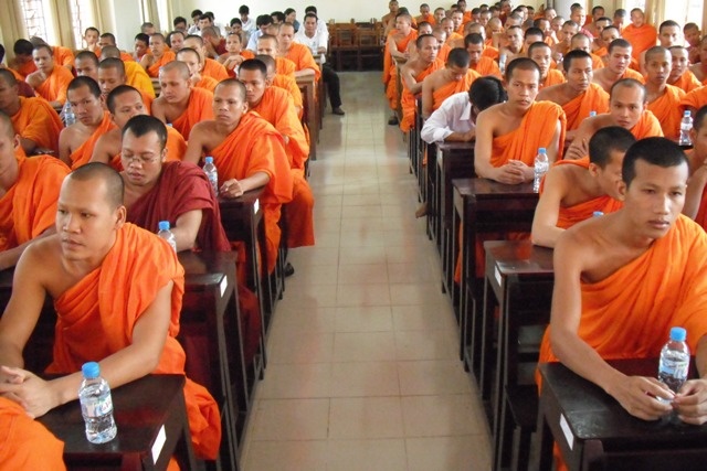 Ảnh 2 Các Tăng sinh dự lễ tổng kết năm học 2011-2012.jpg