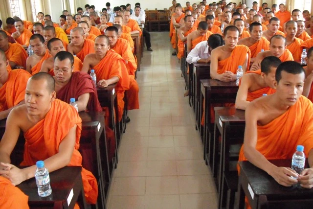 Ảnh 2 Các Tăng sinh dự lễ tổng kết năm học 2011-2012.jpg