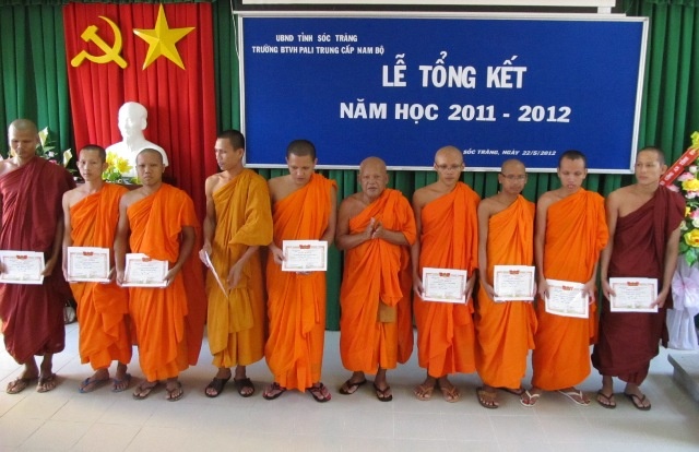 Ảnh 3. H.T Dương Nhơn trao giấy khen và phần thưởng cho tăng sinh đạt thành tích trong học tập.jpg