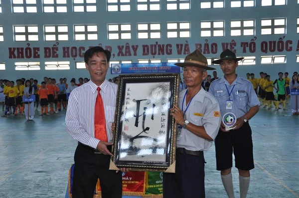 Tặng quà lưu niệm cho nhà tài trợ.jpg