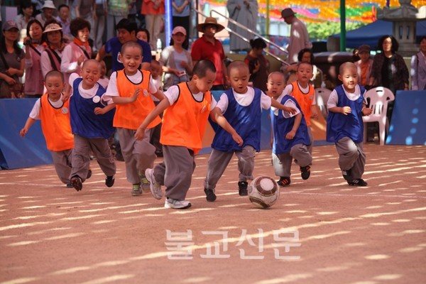 Ngắm "tiểu Hòa thượng" Hàn Quốc… đá bóng ảnh 3 giai bong tieu HT Korea 1.jpg