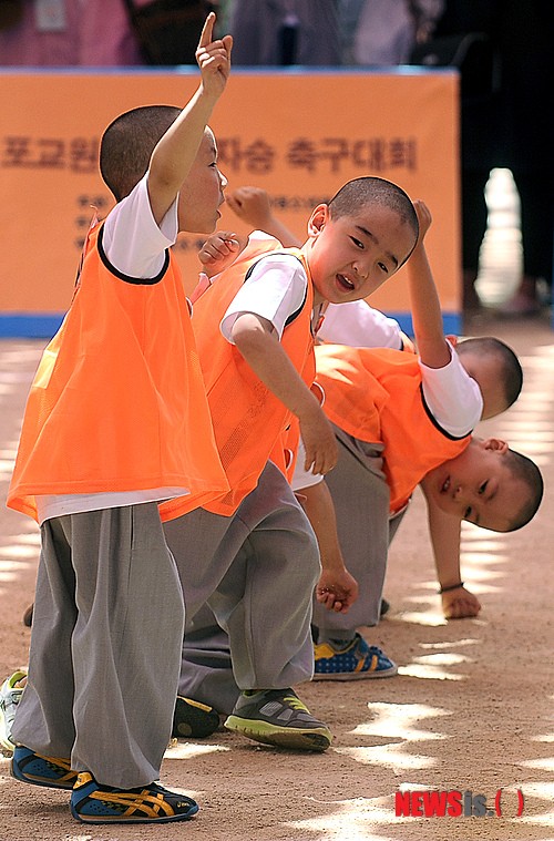 Ngắm "tiểu Hòa thượng" Hàn Quốc… đá bóng ảnh 2 giai bong tieu HT Korea 10.jpg