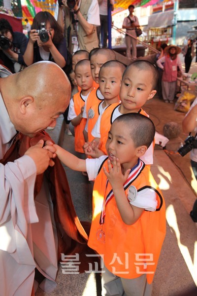 Ngắm "tiểu Hòa thượng" Hàn Quốc… đá bóng ảnh 1 giai bong tieu HT Korea 2.jpg