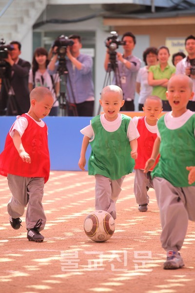 Ngắm "tiểu Hòa thượng" Hàn Quốc… đá bóng ảnh 6 giai bong tieu HT Korea 3.jpg