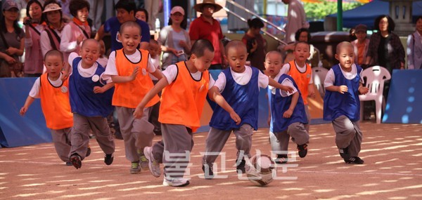 Ngắm "tiểu Hòa thượng" Hàn Quốc… đá bóng ảnh 4 giai bong tieu HT Korea 5.jpg