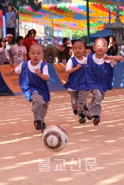 Ngắm "tiểu Hòa thượng" Hàn Quốc… đá bóng ảnh 7 giai bong tieu HT Korea 9.jpg