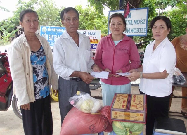 2. trao tien va qua cho cac ho co nha bi chay rui.jpg