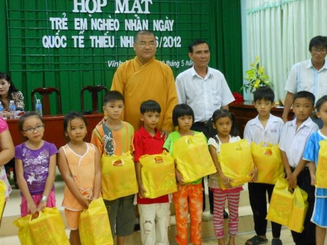 Niềm vui tuổi thơ, tách trà hội ngộ ảnh 5 Phổ Minh tặng quà.jpg