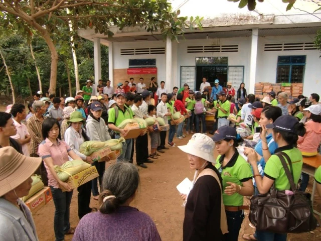 Làn gió ấm đi từ thiện, ảnh Như Danh.jpg