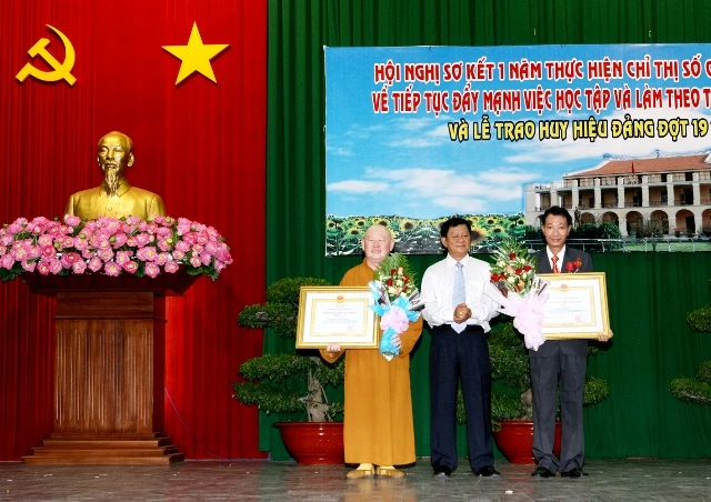 DON NHAN HUAN CHUONG HANG III.JPG