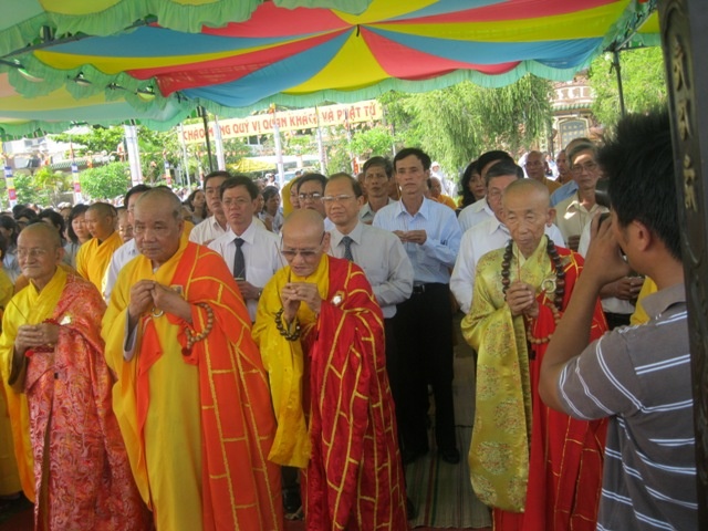 1 Dúc chuông tặng trường sa1.JPG