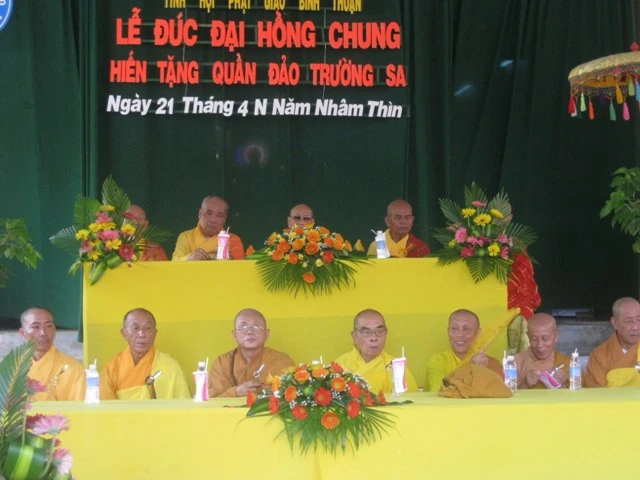 1 Dúc chuông tặng trường sa2.JPG