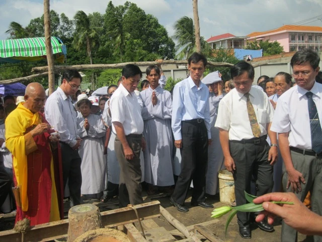 1 Dúc chuông tặng trường sa3.JPG