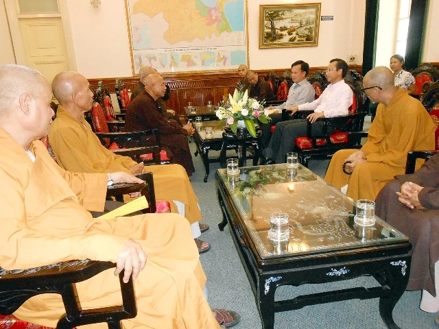 Tân ban trị sự thăm chánh quyền tp2.JPG