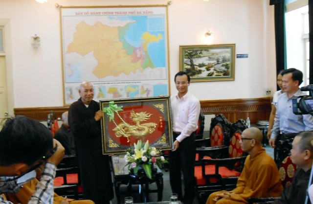 Tân ban trị sự thăm chánh quyền tp3.JPG