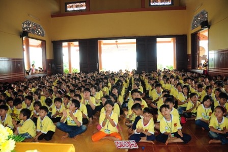 đông đảo các bạn trẻ trong buổi khai mạc DSC_0284.JPG