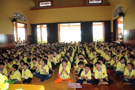 đông đảo các bạn trẻ trong buổi khai mạc DSC_0284.JPG