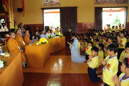 đại điện các bạn trẻ đọc lời phát nguyện trong khóa tu DSC_0288.JPG