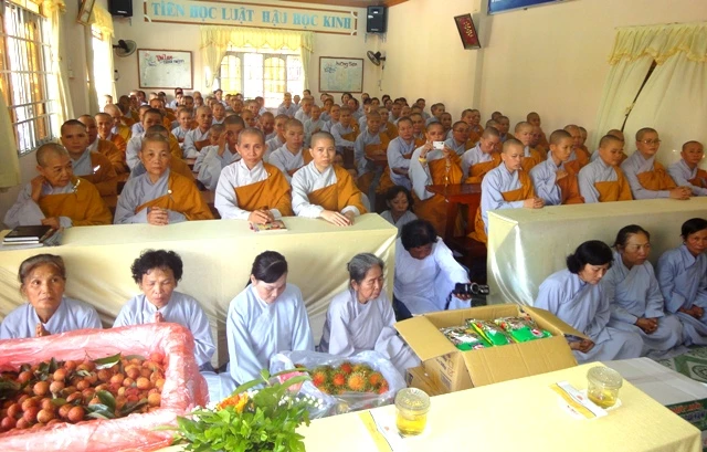 Chu Ni khoa sinh tai Ha truong C. Linh Phong.JPG