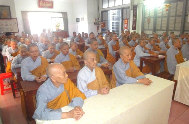 Chu Ni khoa sinh tai Ha truong C. Pho Duc.JPG