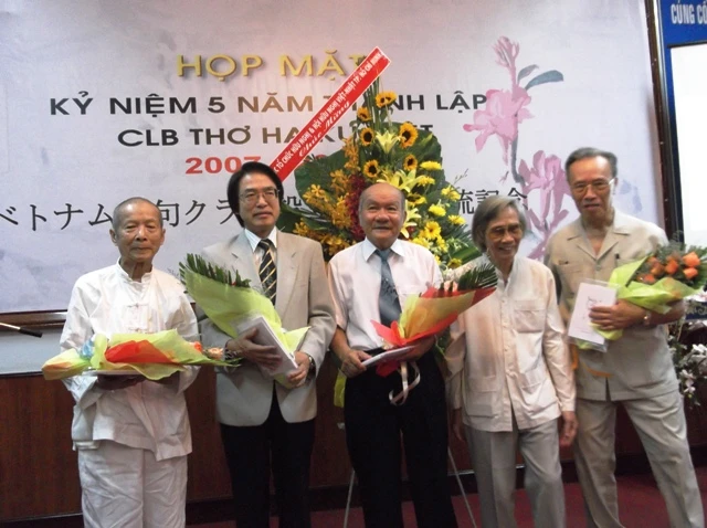 t_ng hoa và quà __n các khách.jpg