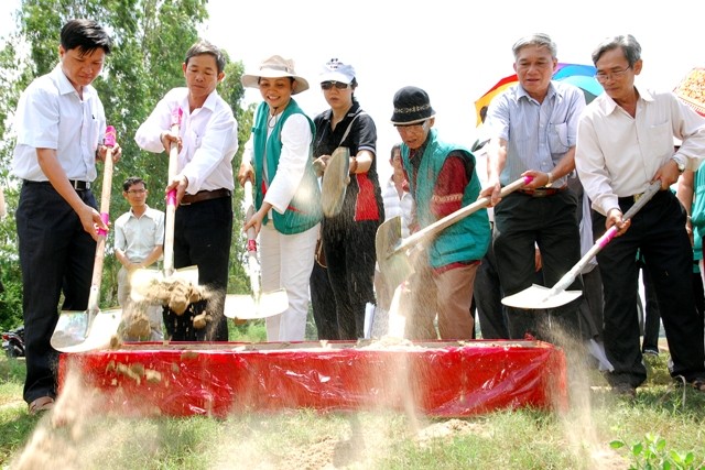 dong tho xay 2 cau o Cau Ke Tra Vinh.JPG