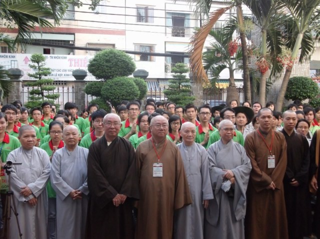 chụp hình lưu niệm.jpg