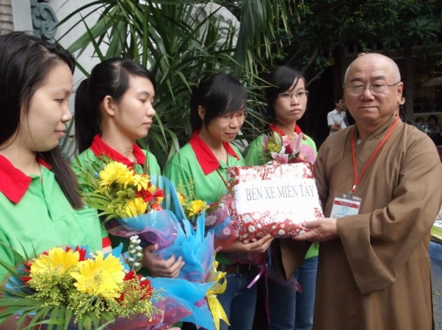 tặng quà cho các đội.jpg