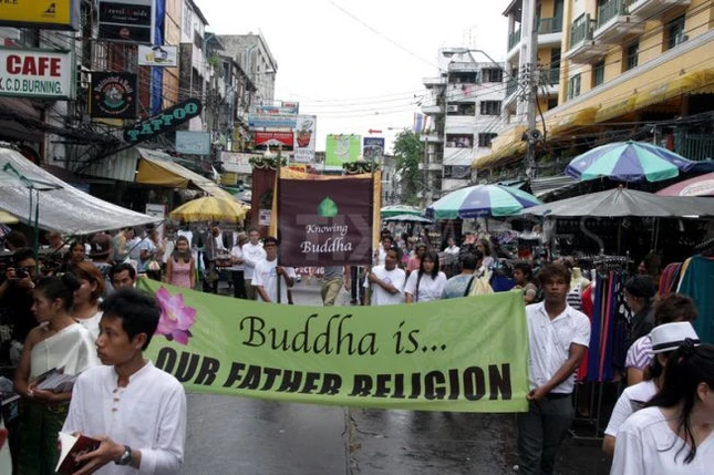 Tuần hành của Phật tử tại Bangkok ảnh 4 Đức Phật là đấng từ phụ của tôn giáo chúng tôi.jpg