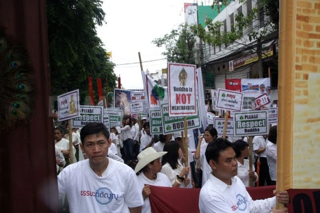 Tuần hành của Phật tử tại Bangkok ảnh 2 Đa dạng các khẩu hiệu.jpg