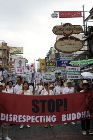 Tuần hành của Phật tử tại Bangkok ảnh 5 Hãy thôi thái độ bất kính với Đức Phật.jpg