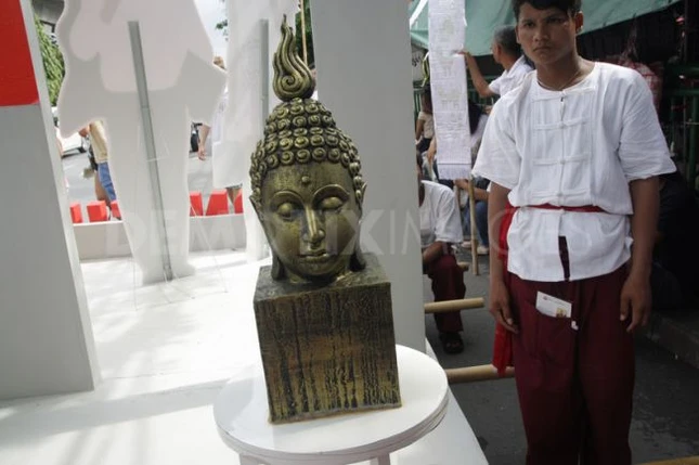 Tuần hành của Phật tử tại Bangkok ảnh 9 Tổ chức KnowingBuddha giới thiệu một pho tượng đầu Đức Phật.jpg