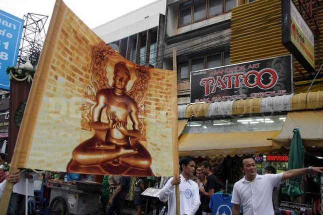 Tuần hành của Phật tử tại Bangkok ảnh 10 Tuần hành gần cửa hiệu xăm mình trên đường Khao San.jpg